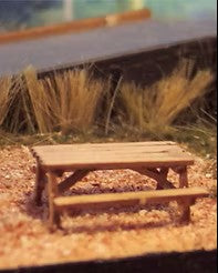 OMK HO Picnic Table Kit -6